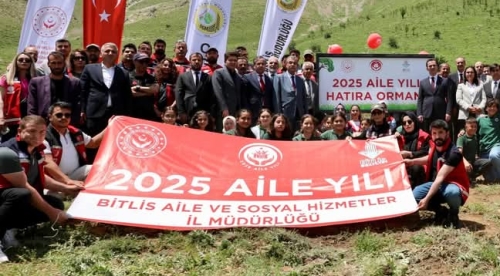 Bitlis'te 2025 Aile Yılı Fidanları Toprakla Buluştu Vali Karakaya: "Aile Bağlarımız Kök Salsın"