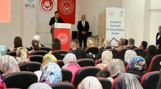 Bitlis Valisi Ahmet Karakaya ve Eşi, Koruyucu Aile Günü Programına Katıldı