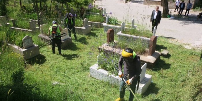 Bitlis Belediyesi tarafından mezarlıklarda bakım ve temizlik çalışması
