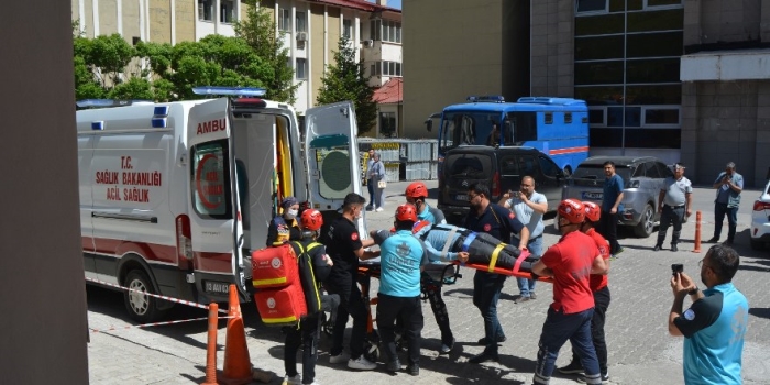 Bitlis Devlet Hastanesi’nde gerçeği aratmayan yangın tatbikatı