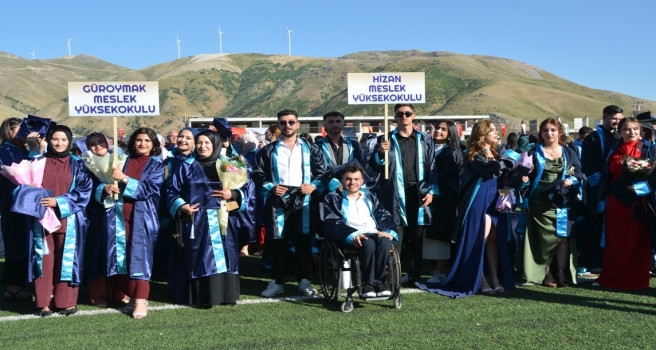 Bitlis Eren Üniversitesi'nde Mezuniyet Töreni Düzenlendi