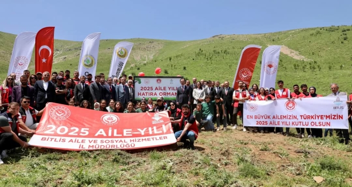 Bitlis'te 2025 Aile Yılı Fidanları Toprakla Buluştu Vali Karakaya: "Aile Bağlarımız Kök Salsın"