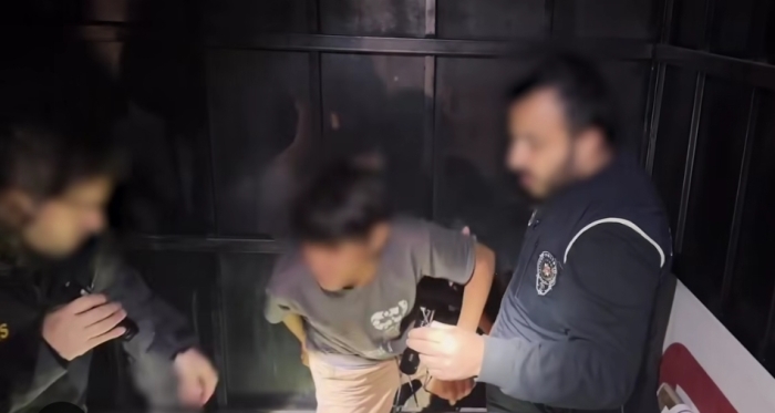 Bitlis'te Gizli Bölmeli Kamyonetten 12 Kaçak Göçmen Çıktı: 2 Tutuklama