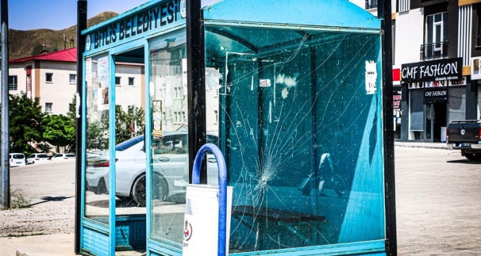 Bitlis'te Otobüs Duraklarının Camları Kırıldı