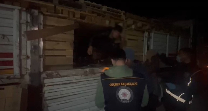 Bitlis’te Tır Kasasında 42 Göçmen Yakalandı: 2 Kişi Tutuklandı