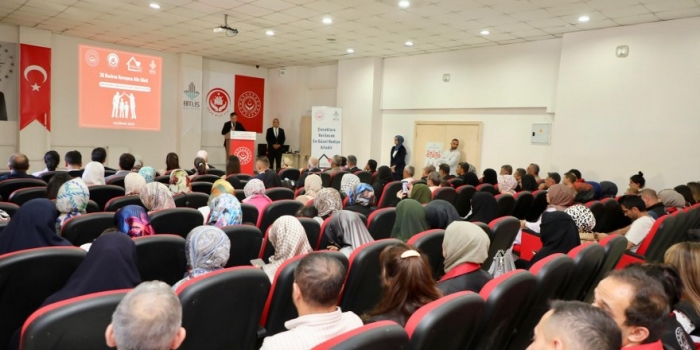 Bitlis Valisi Ahmet Karakaya ve Eşi, Koruyucu Aile Günü Programına Katıldı