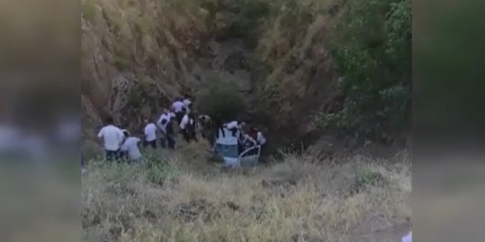 Güroymak'ta Otomobil Uçuruma Düştü: 1 Ağır Yaralı