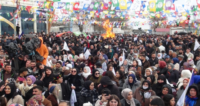Tatvan’da Nevruz Coşkusu: Binlerce Kişi Kutlamalara Katıldı