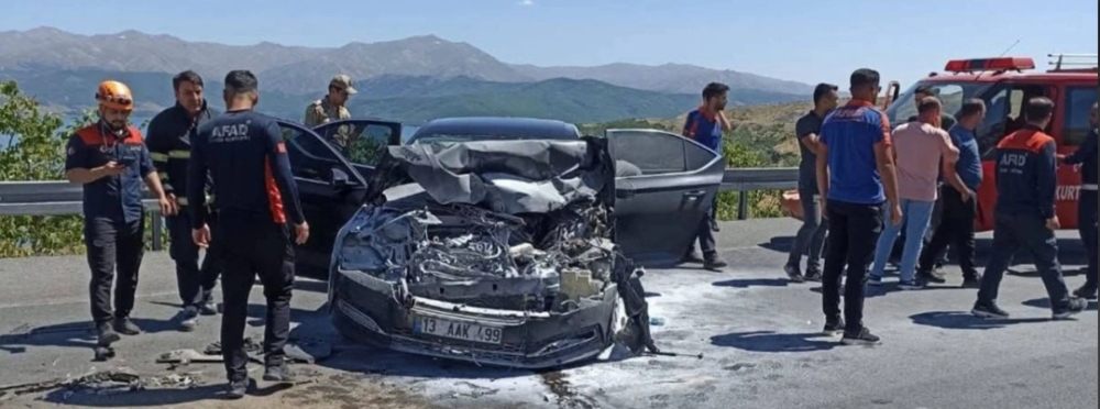 Adilcevaz Kaymakamı Nurhalil Özçelik Trafik Kazası Geçirdi