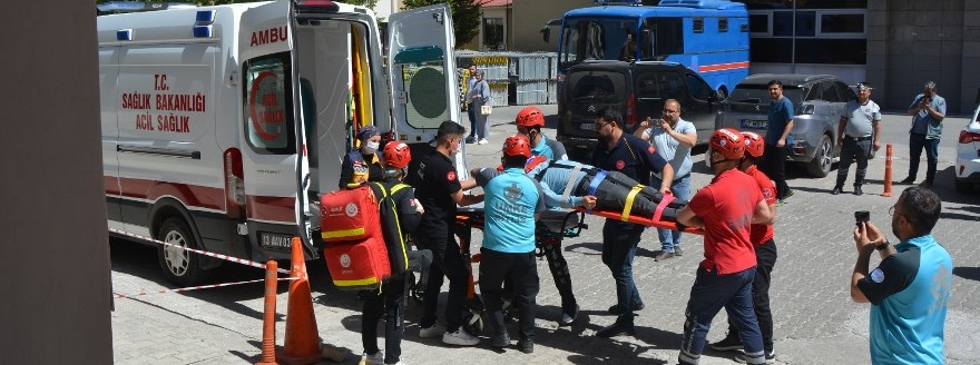 Bitlis Devlet Hastanesi’nde gerçeği aratmayan yangın tatbikatı