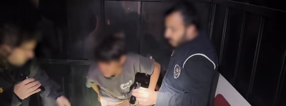 Bitlis'te Gizli Bölmeli Kamyonetten 12 Kaçak Göçme…