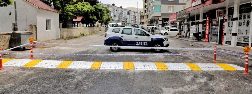 Bitlis’te Trafik Güvenliği İçin Kilitli Parke Kasis