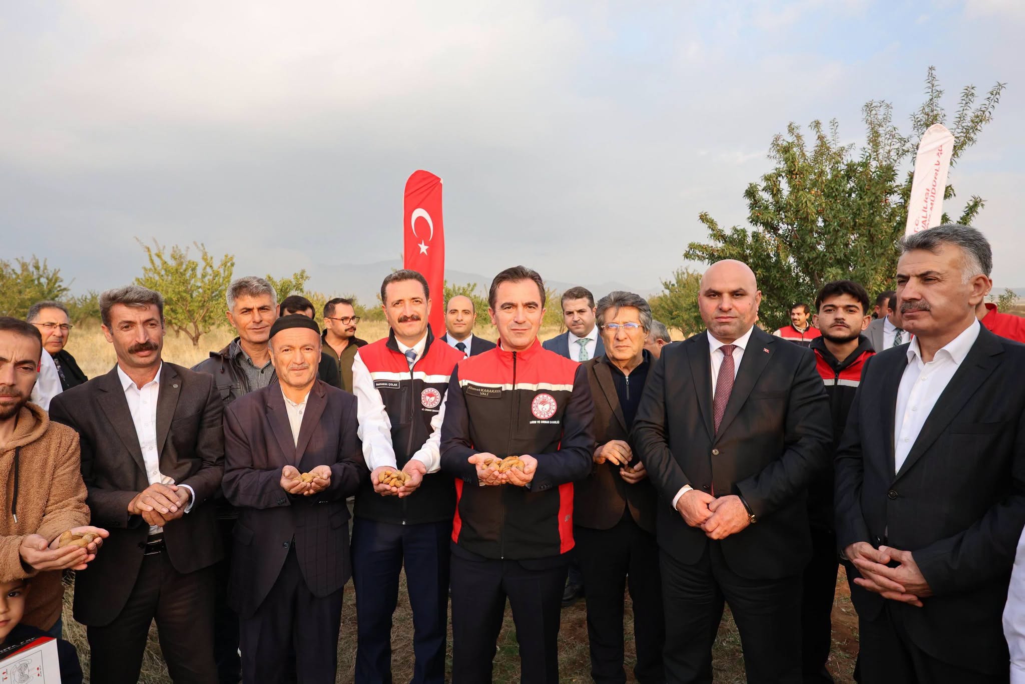 Güroymak'ta Badem Hasadı Gerçekleştirildi