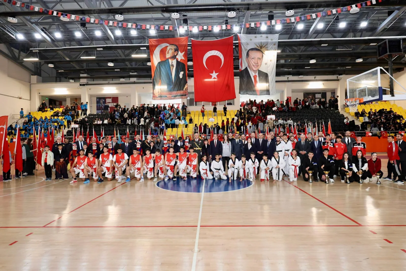 Bitlis'te Cumhuriyet'in 103. Yılı Coşkuyla Kutlandı
