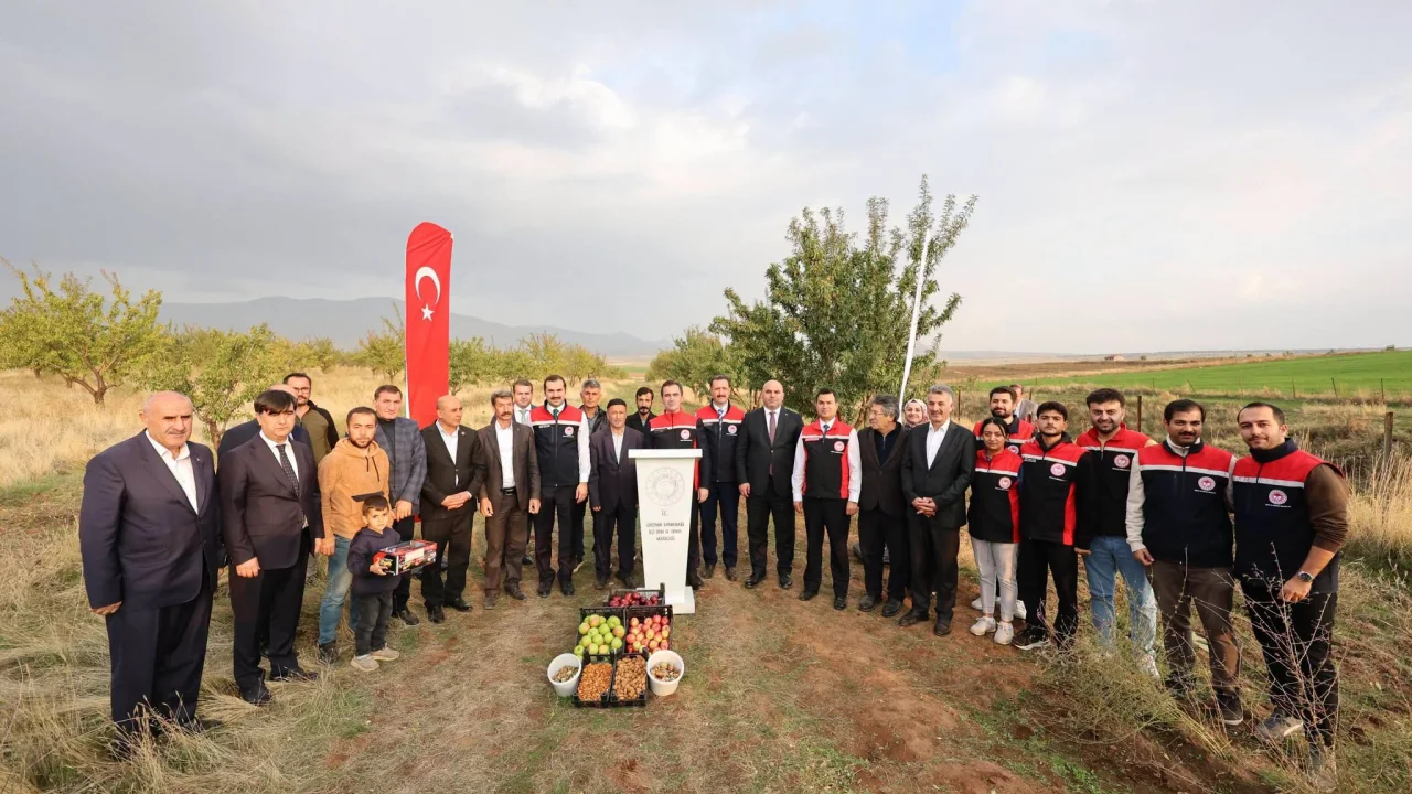 Güroymak'ta Badem Hasadı Gerçekleştirildi