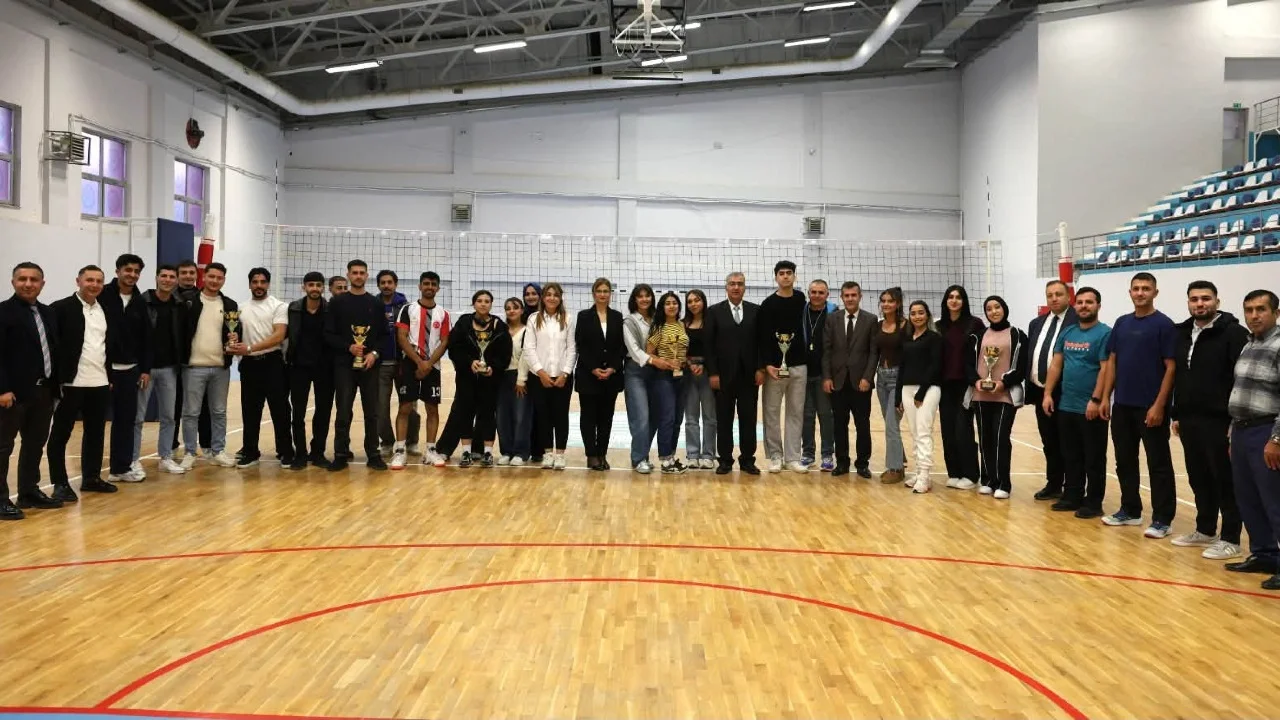 Bitlis Eren Üniversitesinde Voleybol Turnuvası Tamamlandı