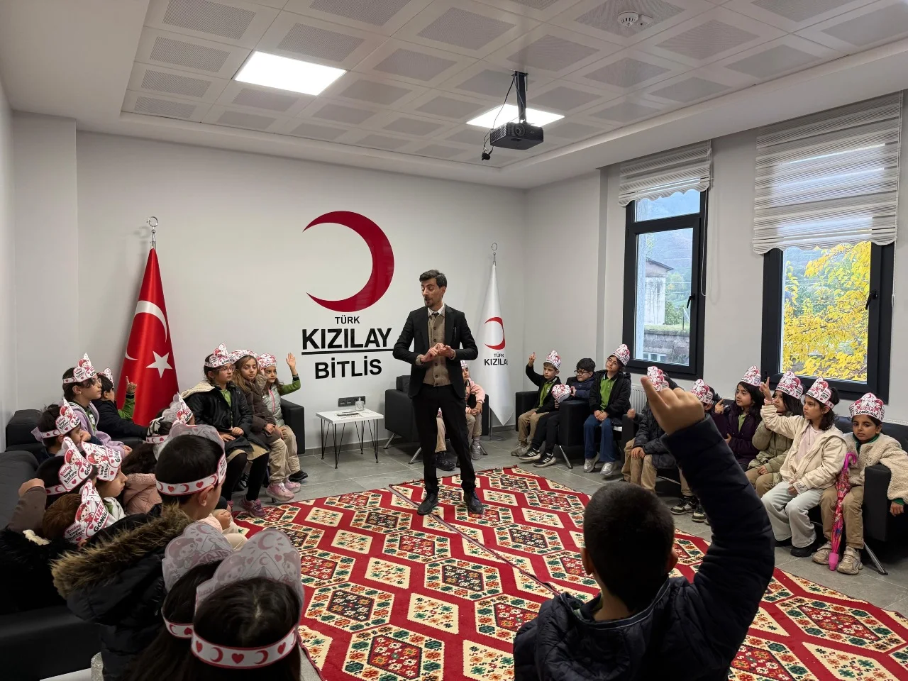 Bitlis'te Öğrencilerden Kızılay Şubesine Ziyaret