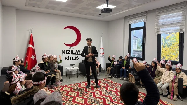 Bitlis'te Öğrencilerden Kızılay Şubesine Ziyaret