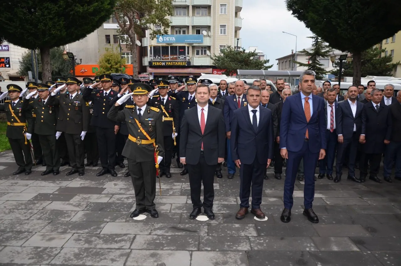 Tatvan'da Cumhuriyet Bayramı kutlamaları çelenkle başladı