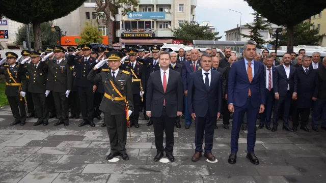 Tatvan'da Cumhuriyet Bayramı kutlamaları çelenkle başladı