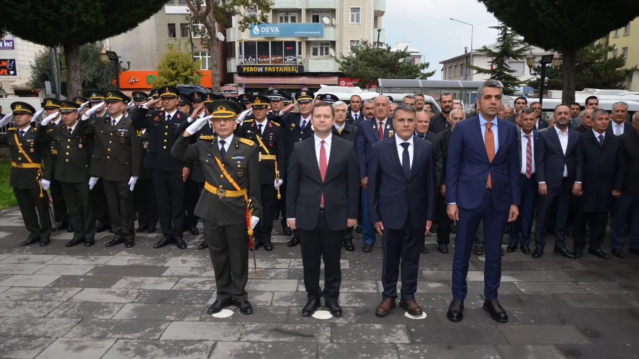Tatvan'da Cumhuriyet Bayramı kutlamaları çelenkle başladı