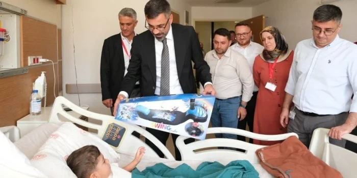 Başkan Tanğlay'dan Sünnet Olan Çocuklara Hastanede Moral Ziyareti