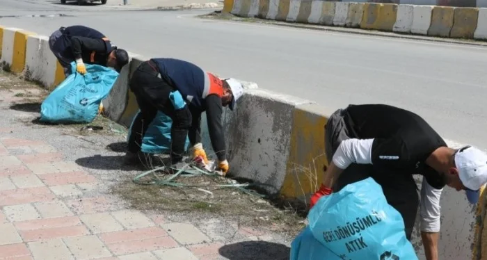Bitlis Belediyesi Tarafından Bahar Temizliği