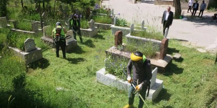 Bitlis Belediyesi tarafından mezarlıklarda bakım ve temizlik çalışması