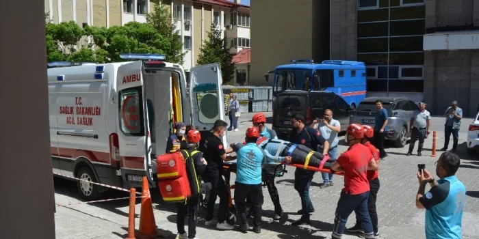 Bitlis Devlet Hastanesi’nde gerçeği aratmayan yangın tatbikatı