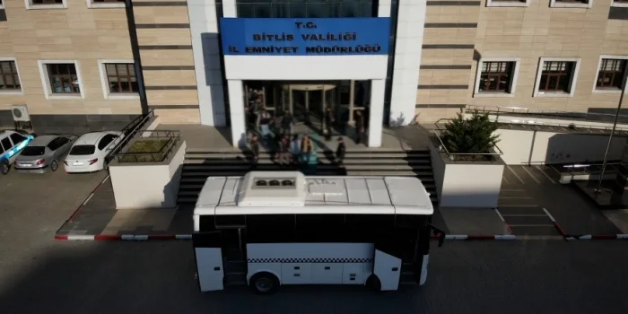 Bitlis Merkezli, Tatvan ve Ahlat’ta Eş Zamanlı Uyuşturucu Operasyonu: 9 Kişi Tutuklandı