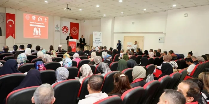 Bitlis Valisi Ahmet Karakaya ve Eşi, Koruyucu Aile Günü Programına Katıldı