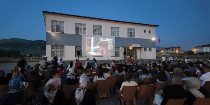 Güroymak’ta Açık Hava Sinema Gecesi Düzenlendi