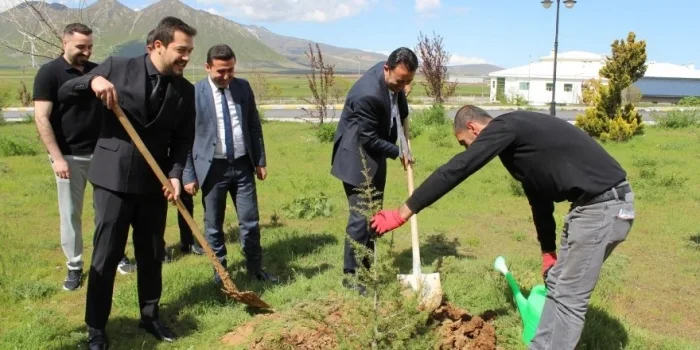 Tatvan Devlet Hastanesi Bahçesinde Ağaç Dikme Etkinliği