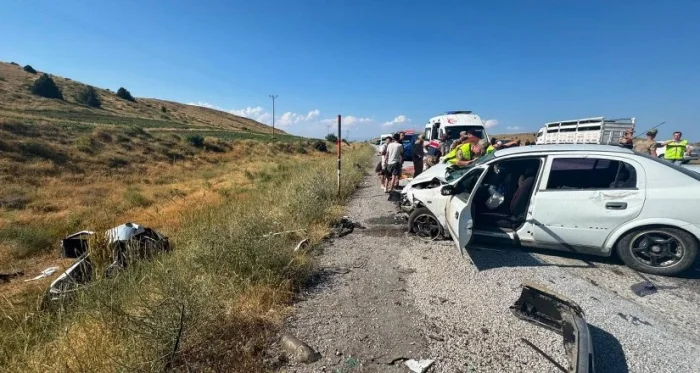 Tatvan’da iki otomobil çarpıştı: 6 yaralı