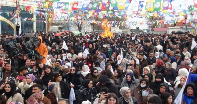 Tatvan’da Nevruz Coşkusu: Binlerce Kişi Kutlamalara Katıldı
