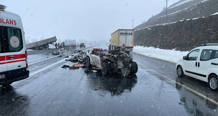 Tatvan’da Trafik Kazası: 2 Kişi Hayatını Kaybetti, 5 Yaralı