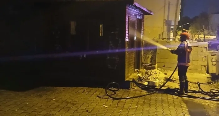 Tatvan'da Zabıta Kulübesinde Çıkan Yangın, İtfaiye Tarafından Söndürüldü