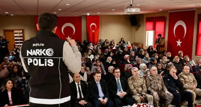 Vali Ahmet Karakaya Tatvan’da Narkotik ve Siber Farkındalık Programına Katıldı